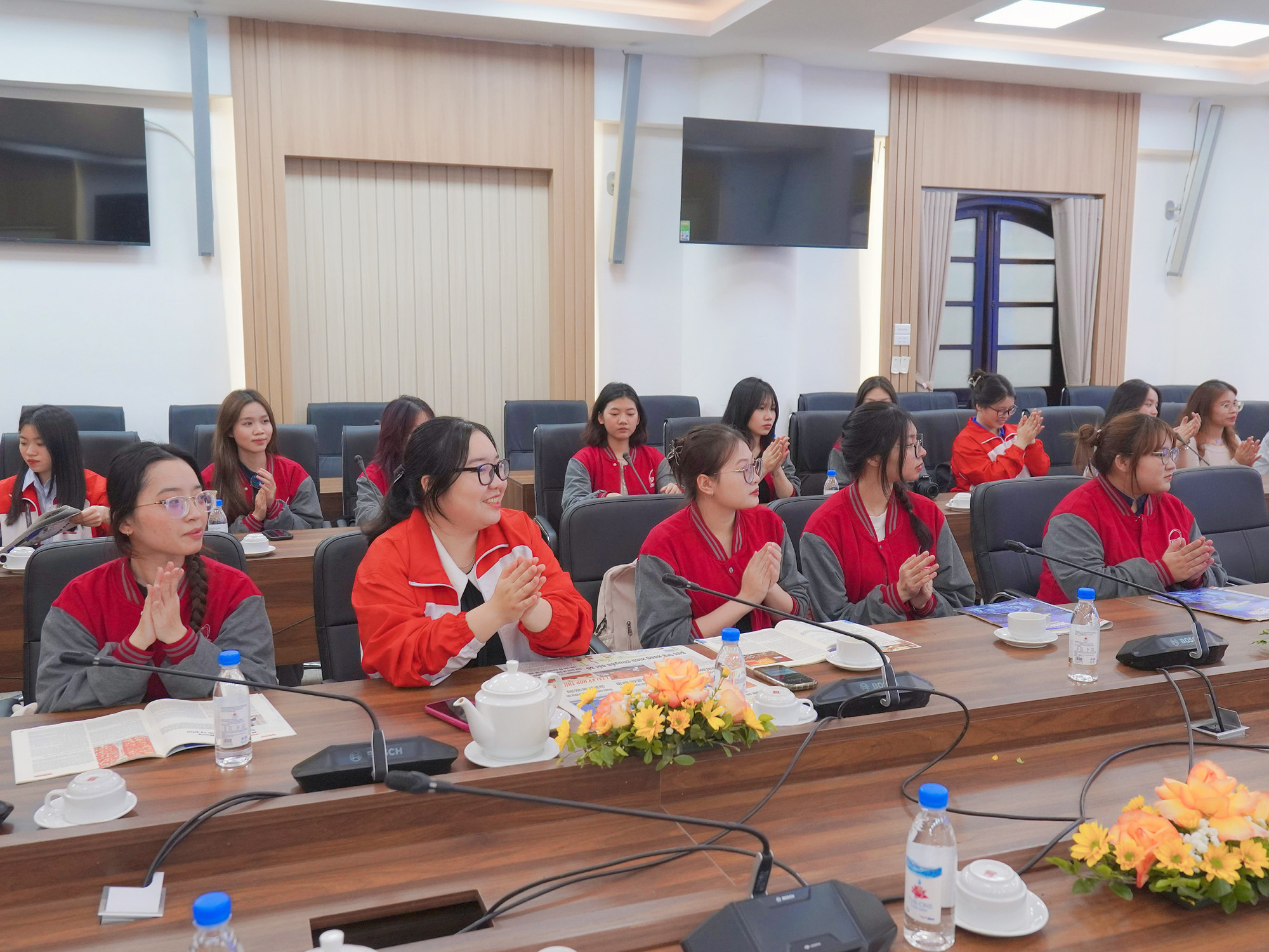 Các bạn sinh viên có mặt tại buổi gặp mặt đã đặt nhiều câu hỏi cho các nhà báo.