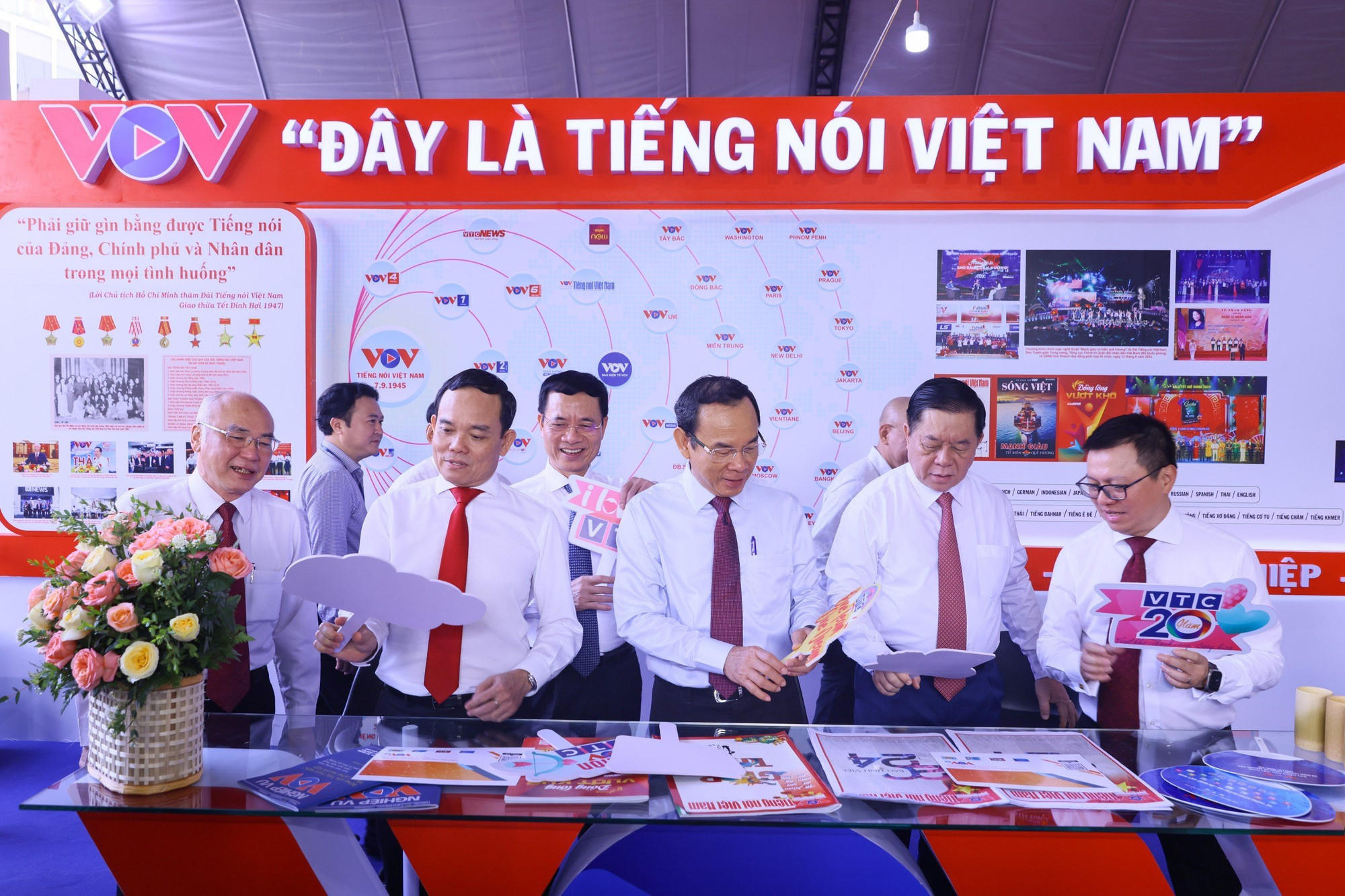 Các đồng chí lãnh đạo Đảng, Nhà nước tham quan các gian trưng bày của Đài Tiếng nói Việt Nam. Ảnh: THÀNH ĐẠT.