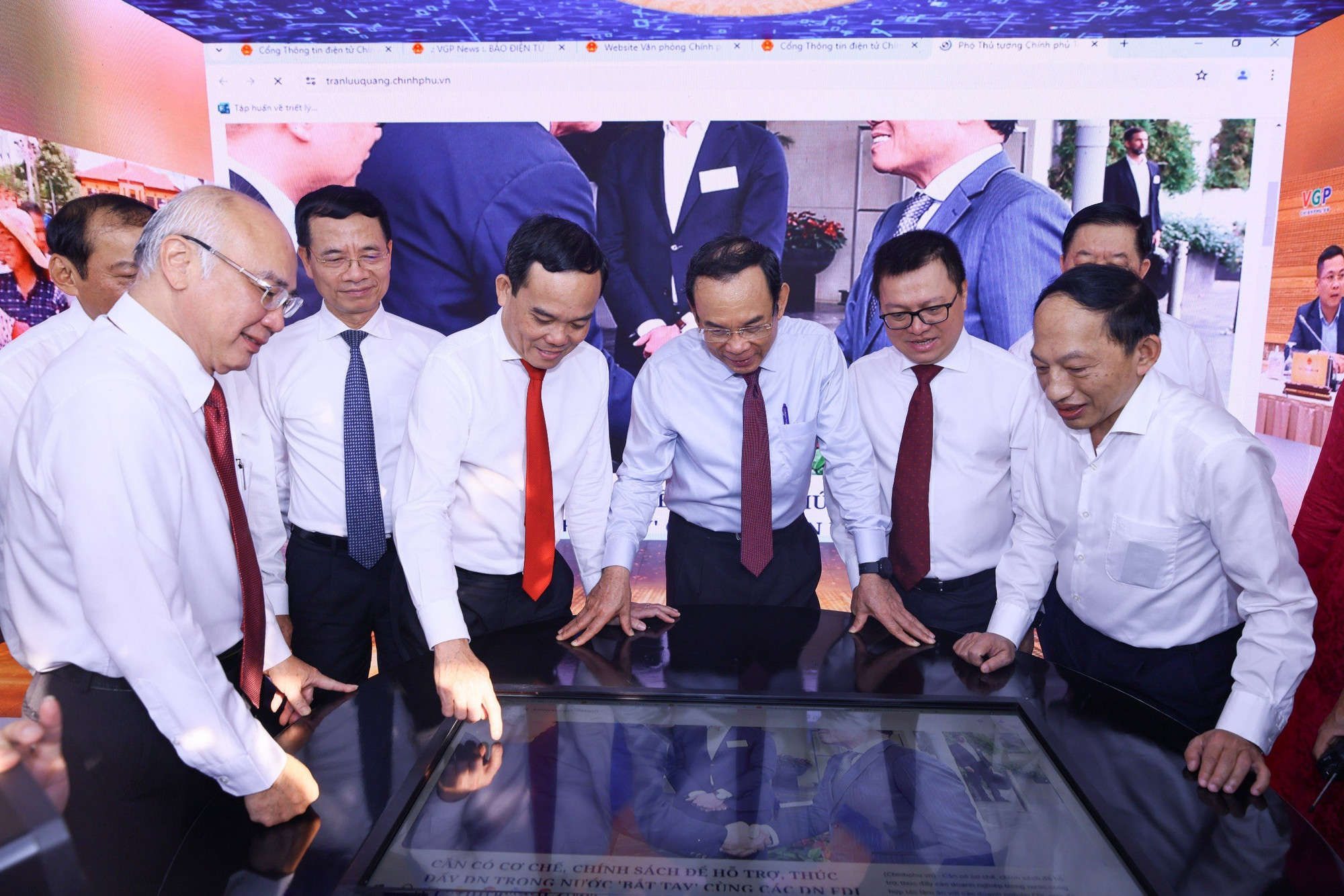 Các đồng chí lãnh đạo Đảng, Nhà nước tham quan các gian trưng bày tại Hội Báo toàn quốc năm 2024. Ảnh: THÀNH ĐẠT