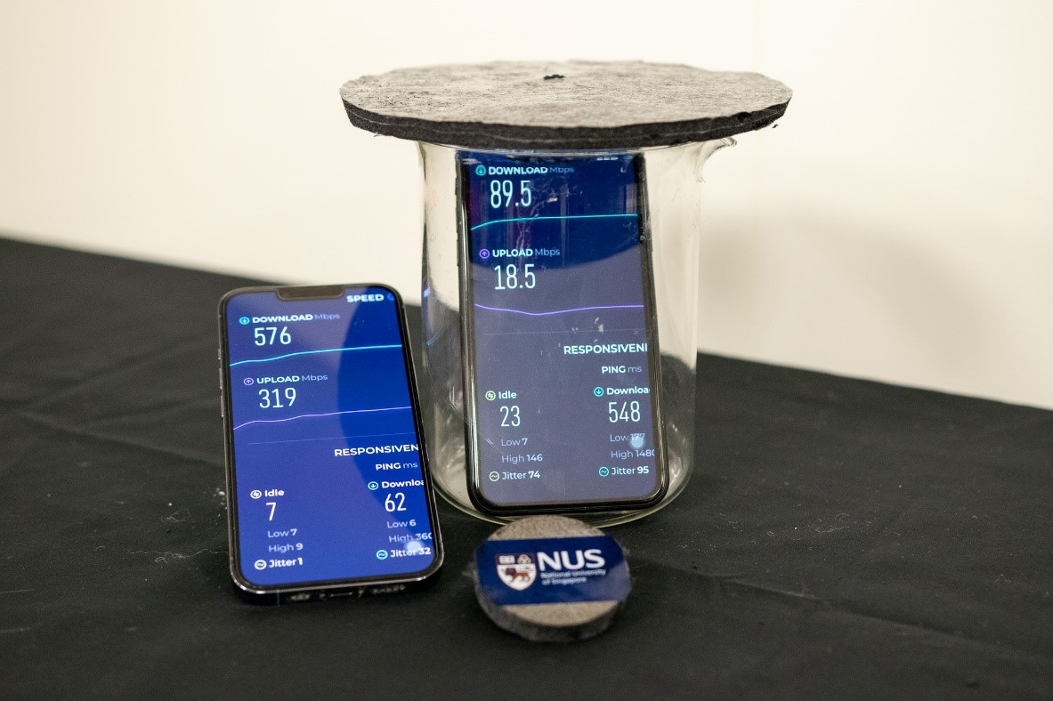 Các nhà nghiên cứu từ Đại học Quốc gia Singapore đã phát triển một loại aerogel cải tiến thể hiện hiệu suất hấp thụ năng lượng điện từ ấn tượng. Trong phần trình diễn này, điện thoại di động được che chắn bởi aerogel (màu xám) đã ghi lại tốc độ WiFi chậm hơn đáng kể, cho thấy sự hấp thụ bức xạ điện từ phát ra từ điện thoại di động. Ảnh: NUS