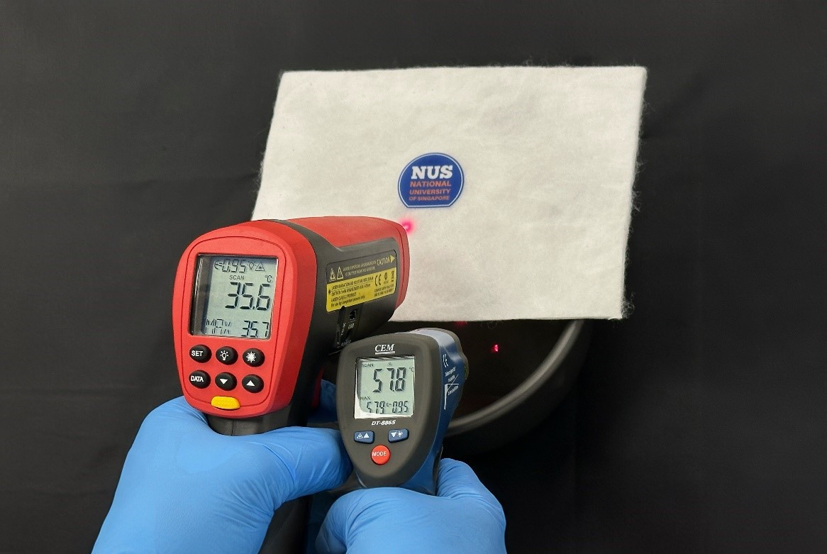 Bằng cách sử dụng chất thải nhựa, các nhà nghiên cứu từ Đại học Quốc gia Singapore đã chế tạo ra aerogel màng mỏng có chức năng như chất cách nhiệt và làm mát bức xạ. Trong phần trình diễn này, aerogel (màu trắng) cách nhiệt hiệu quả với nhiệt tỏa ra từ chậu nước nóng, dẫn đến nhiệt độ ở bề mặt trên của nó thấp hơn. Ảnh: NUS.