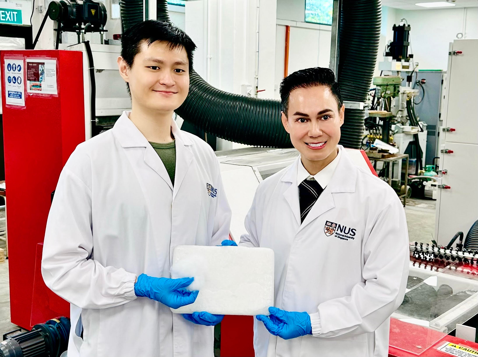 PGS Dương Minh Hải (bên phải) và aerogel cải tiến để làm mát bức xạ. (Ảnh nhân vật cung cấp).