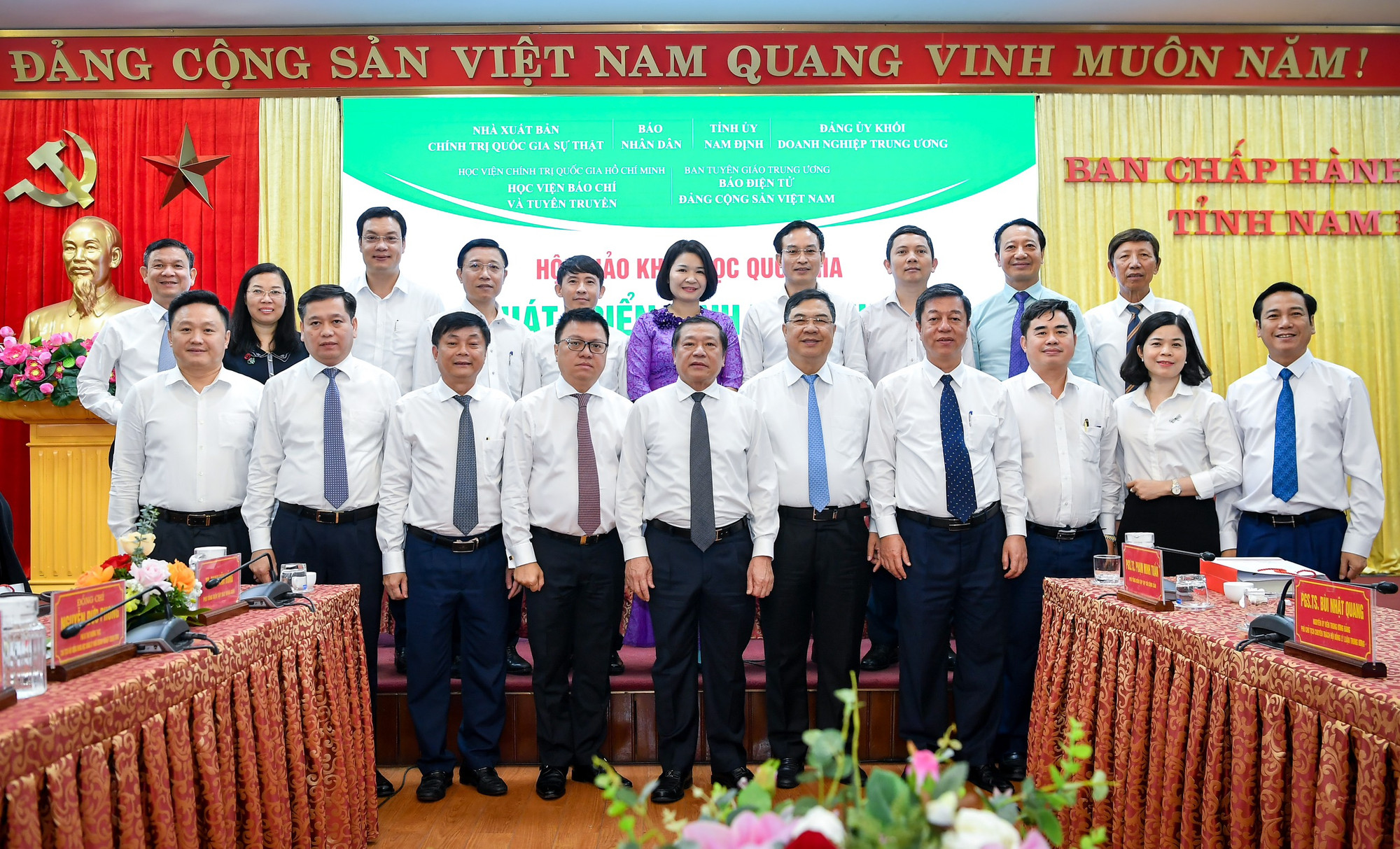 Các đại biểu chụp ảnh lưu niệm sau khi kết thúc Hội thảo.