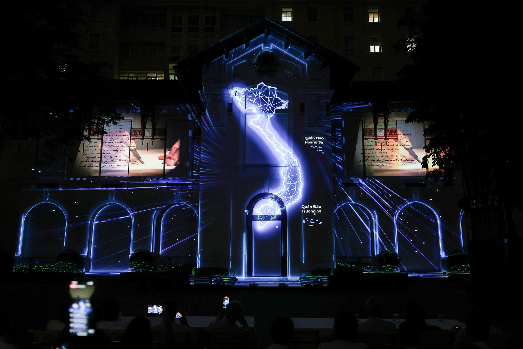 Về bản chất, công nghệ 3D mapping tạo ra một trải nghiệm thú vị bằng ánh sáng, màu sắc và thậm chí cảm xúc trong không gian.