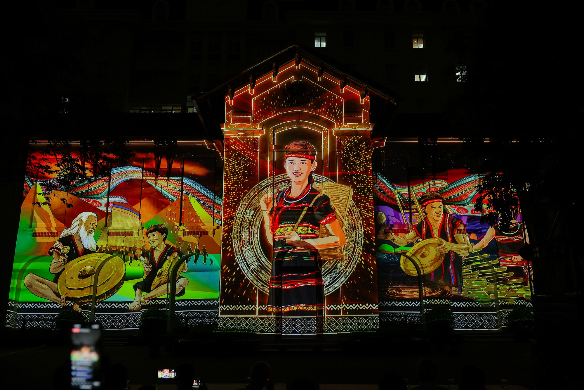 Để chuẩn bị cho chương trình, trong suốt hơn 1 tháng, ekip đã tỉ mỉ scan 3D toàn bộ tòa nhà Trụ sở Bộ, chuẩn bị những chất liệu tinh tế để tạo nên một màn trình chiếu mãn nhãn.