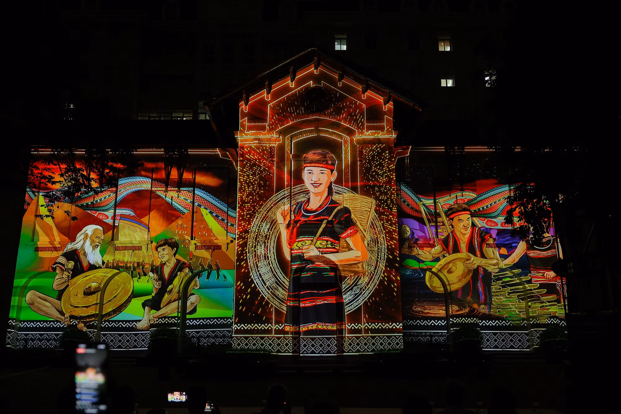 Để chuẩn bị cho chương trình, trong suốt hơn 1 tháng, ekip đã tỉ mỉ scan 3D toàn bộ tòa nhà Trụ sở Bộ, chuẩn bị những chất liệu tinh tế để tạo nên một màn trình chiếu mãn nhãn.