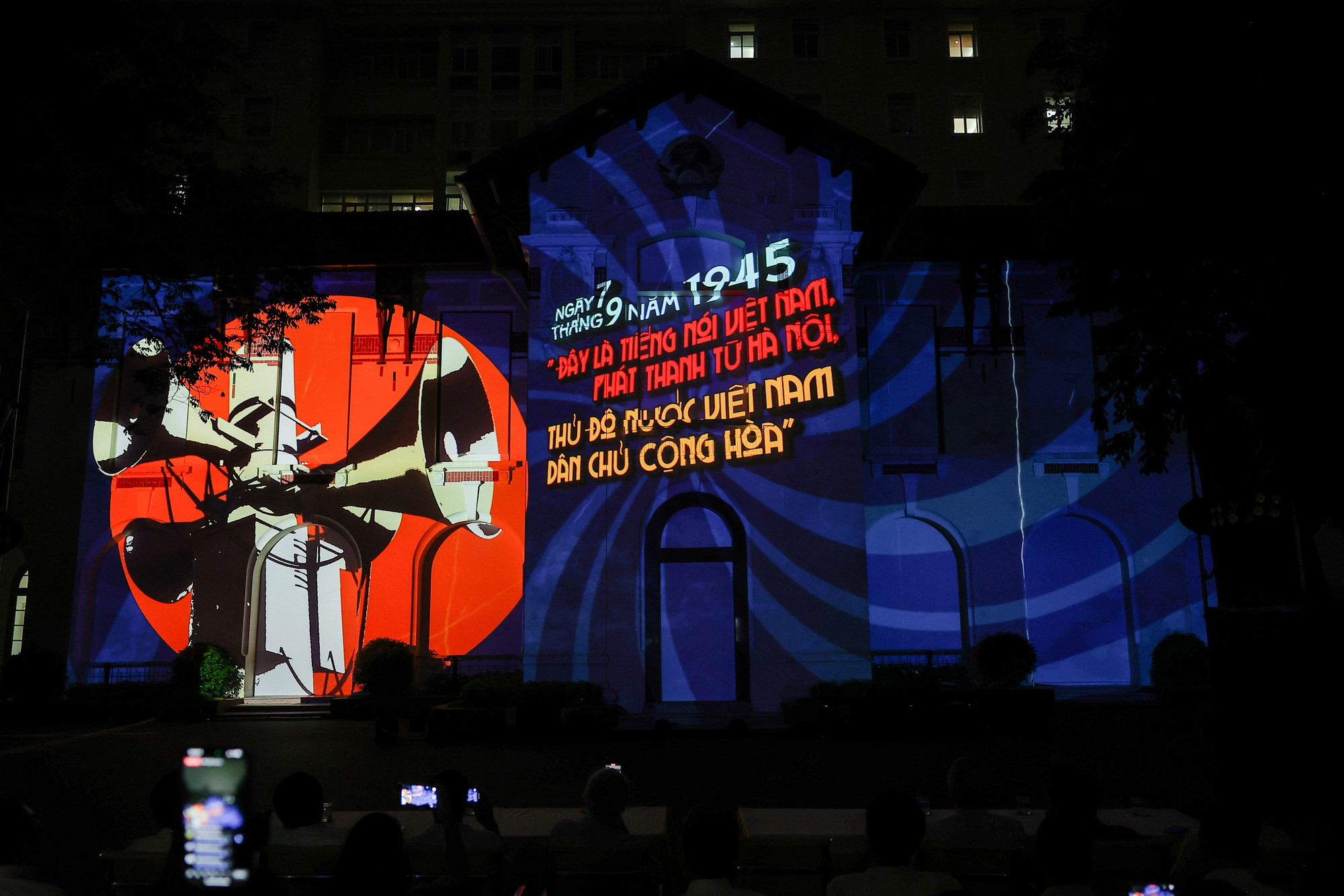 Chia sẻ tại buổi trình chiếu, đạo diễn Hoàng Công Cường cho biết, đây là món quà đặc biệt được tạo nên từ tâm huyết của cả ekip cùng khối Văn phòng Bộ Thông tin và Truyền thông, để dành tặng cho các cán bộ công chức, viên chức, người lao động ngành Thông tin và Truyền thông nhân ngày truyền thống.