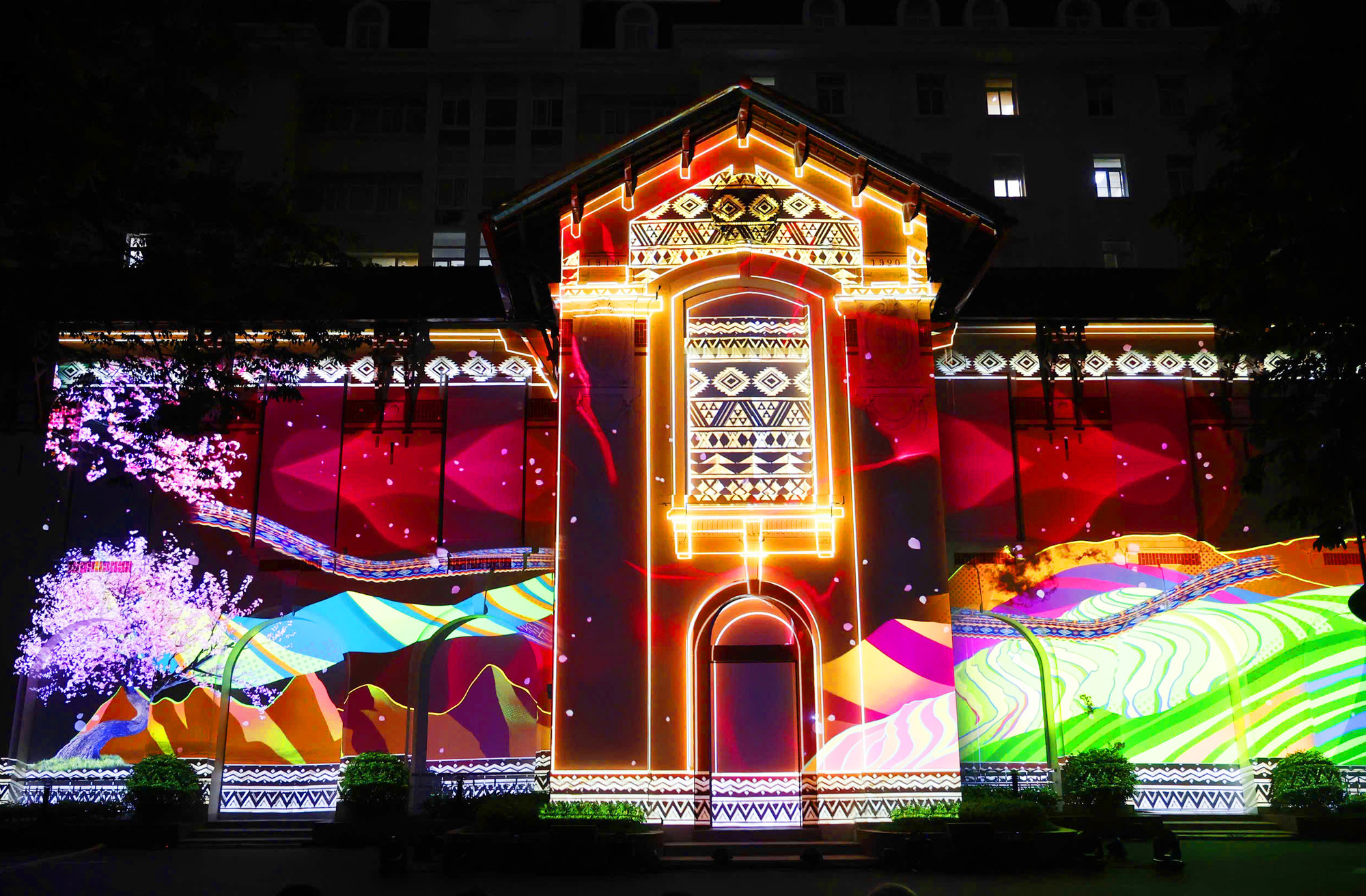 Màn trình diễn độc đáo bằng ánh sáng và màu sắc ngay tại trụ sở của Bộ Thông tin và Truyền thông.