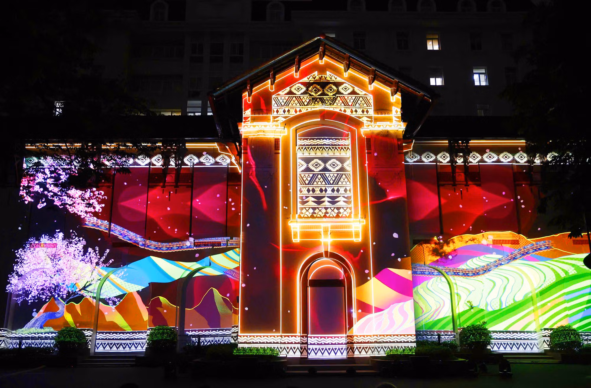 Màn trình diễn độc đáo bằng ánh sáng và màu sắc ngay tại trụ sở của Bộ Thông tin và Truyền thông.