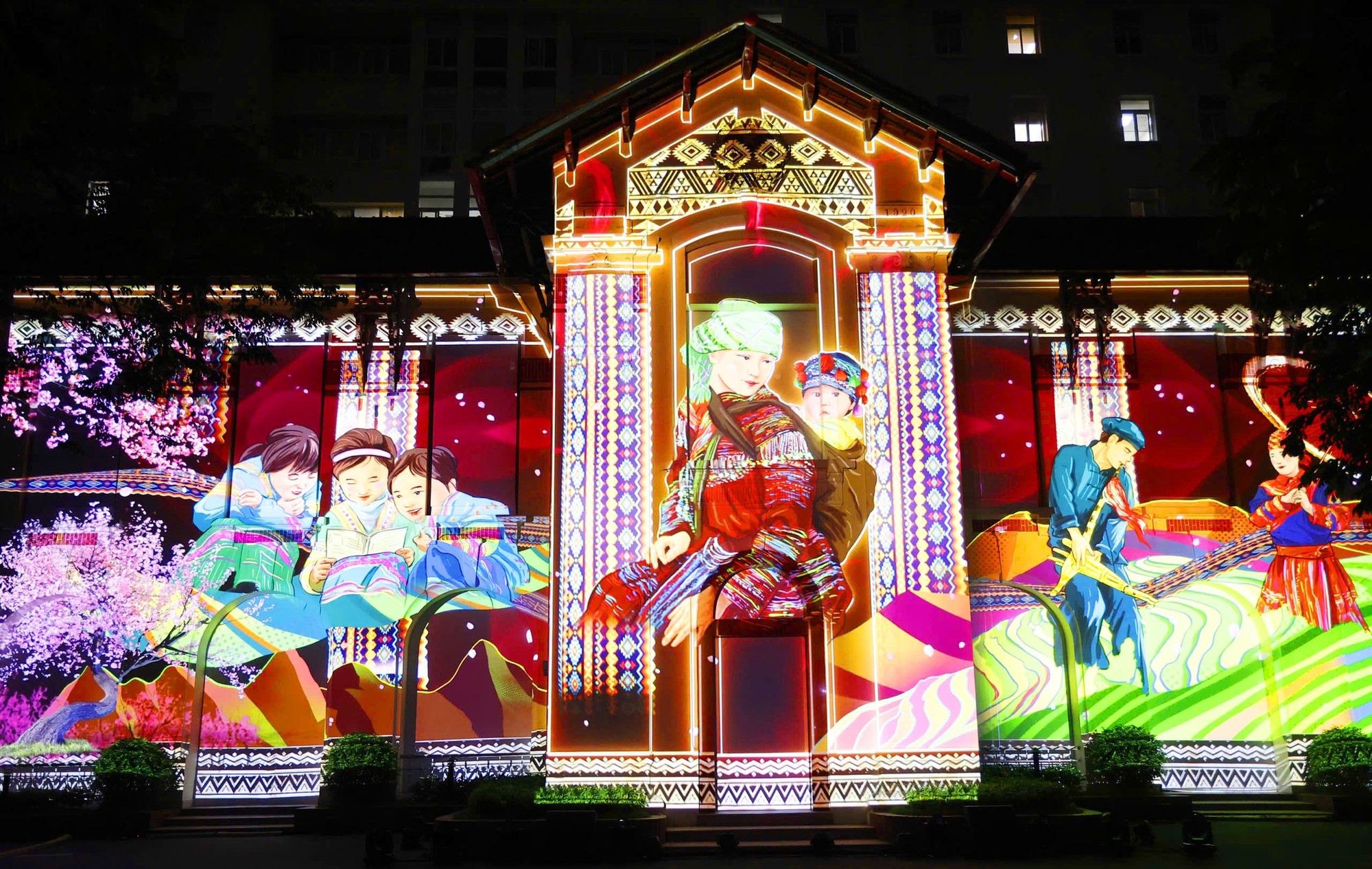 Ekíp đã sử dụng 6 máy chiếu Christie, là mẫu máy từng được dùng để trình chiếu ở nhiều công trình di sản, mang tính biểu tượng trên thế giới.