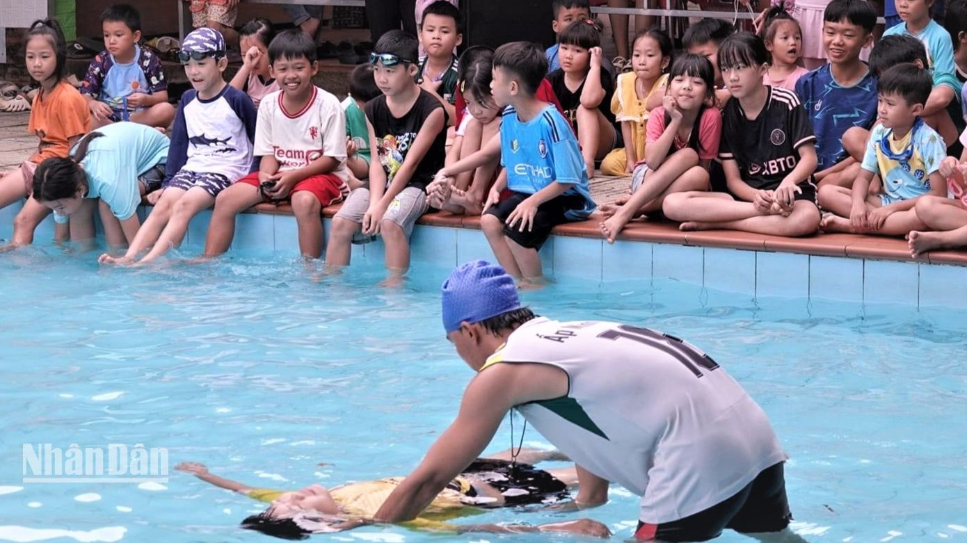 Các em học sinh tham gia lớp học bơi hè do Tỉnh đoàn Bình Phước tổ chức.