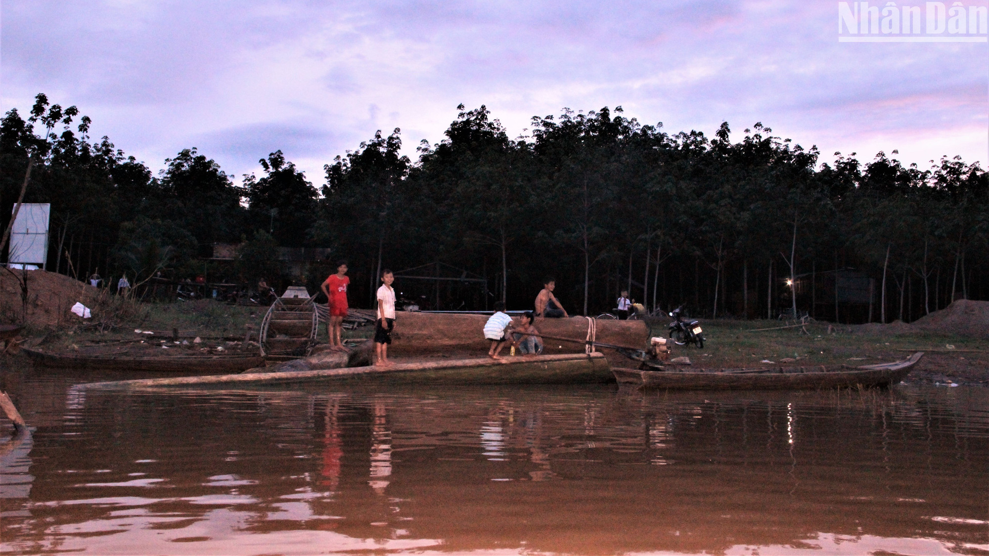 Nhiều sông, hồ ở Bình Phước nằm sát khu dân cư, tiềm ẩn nguy cơ đuối nước cho trẻ
