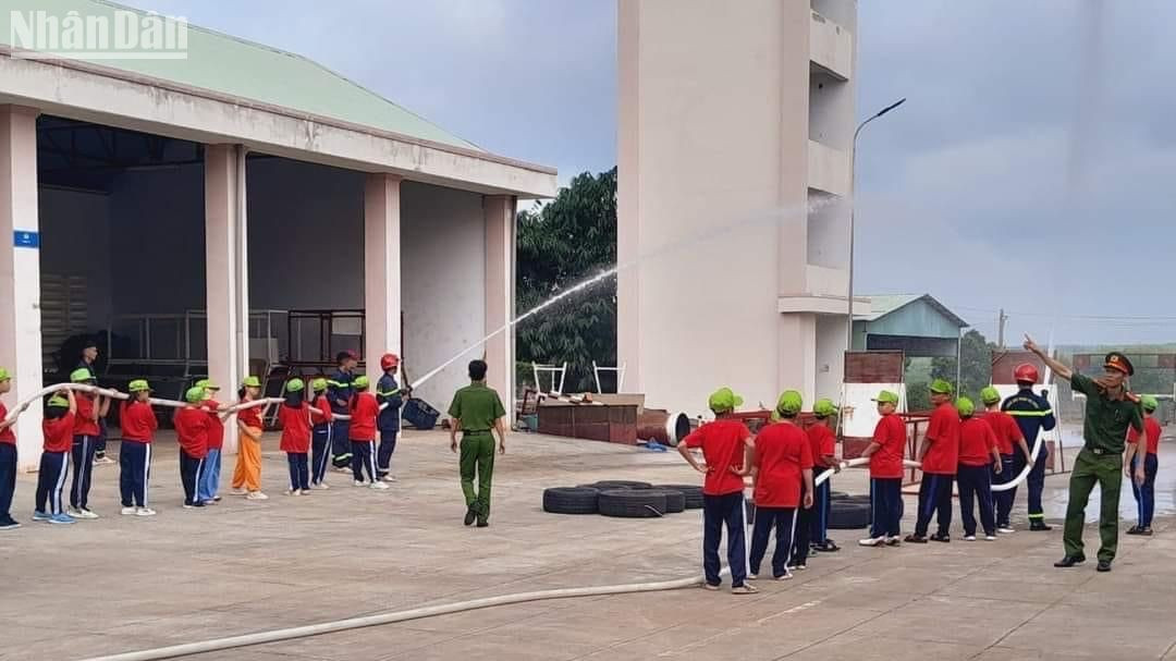 Các em học sinh học kỹ năng phòng cháy, chữa cháy.