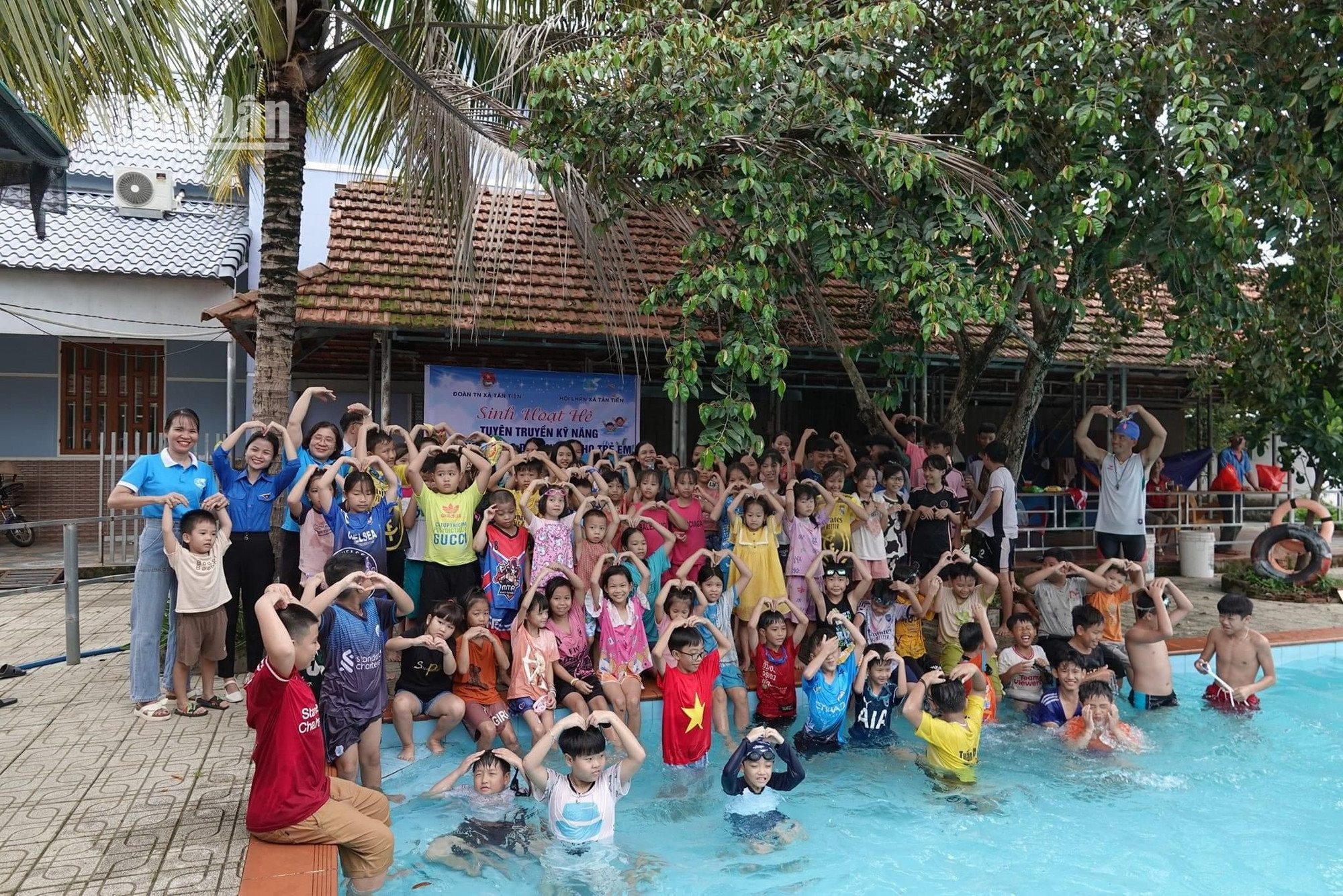 Niềm vui của trẻ em khi được học bơi.