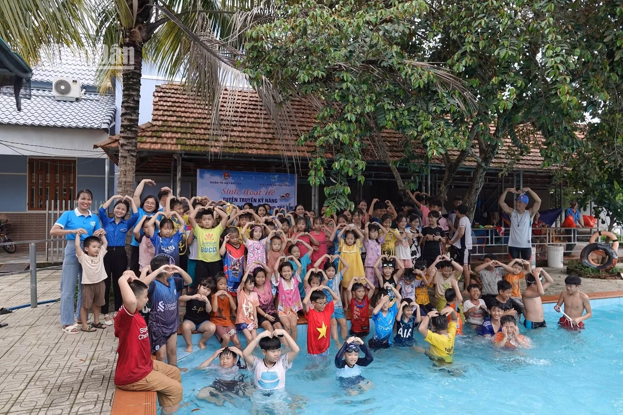 Niềm vui của trẻ em khi được học bơi.