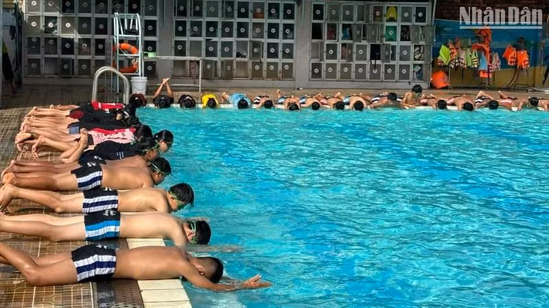 Trẻ em ở Bình Phước học bơi trong dịp hè 2024.