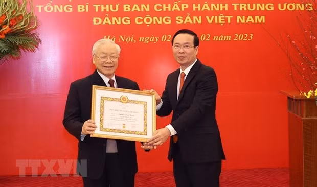 Đồng chí Võ Văn Thưởng, Ủy viên Bộ Chính trị, Thường trực Ban Bí thư trao Huy hiệu 55 năm tuổi Đảng tặng Tổng Bí thư Nguyễn Phú Trọng.