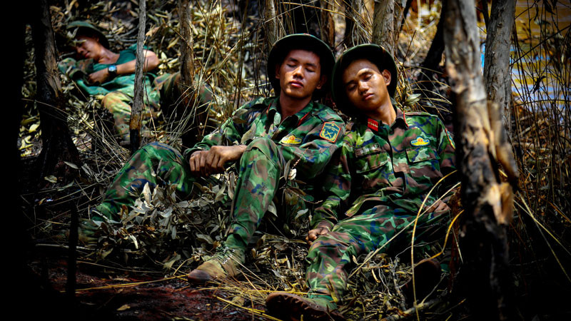 Phút chợp mắt ít ỏi của các chiến sĩ sau khoảng thời gian chiến đấu với “giặc lửa”.