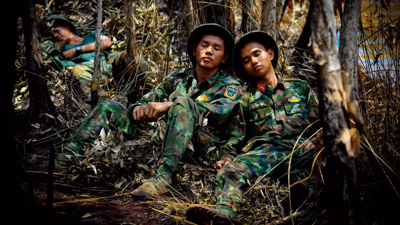 Phút chợp mắt ít ỏi của các chiến sĩ sau khoảng thời gian chiến đấu với “giặc lửa”.