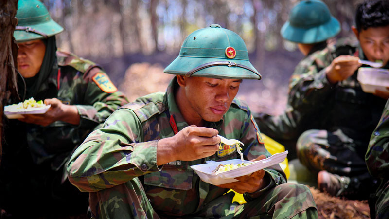Các chiến sĩ ăn vội cơm hộp, bánh mì trong những ngày tham gia chữa cháy.