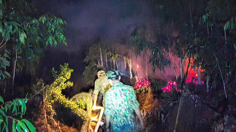 Bất chấp đêm tối, cán bộ, chiến sĩ lực lượng vũ trang tỉnh đã nhanh chóng cơ động xuống các khu vực cháy, triển khai đội hình và tổ chức “đón đầu” ngọn lửa, không để cháy lan qua khu vực khác.