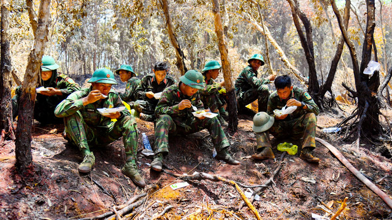 Ăn vội để tiếp tục chiến đấu với "giặc lửa".
