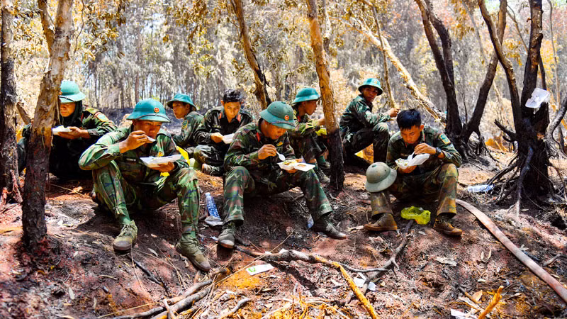 Ăn vội để tiếp tục chiến đấu với "giặc lửa".