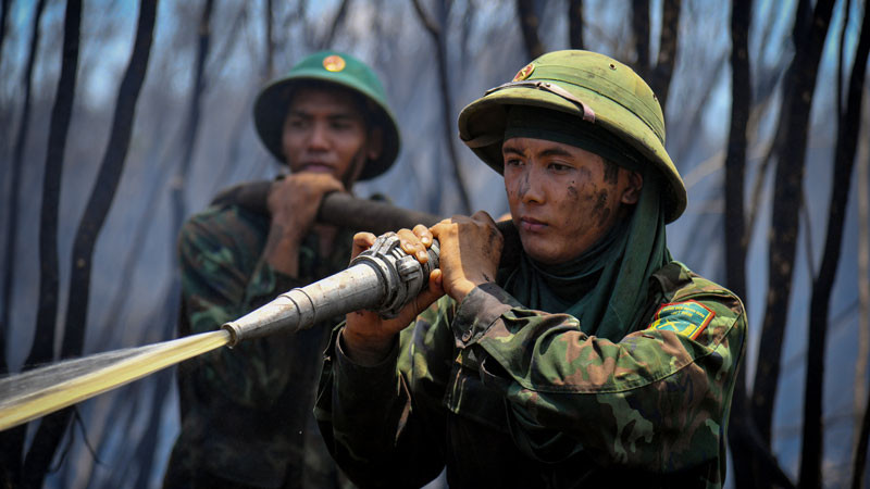 Tiếp tục chữa cháy, đề phòng lửa bùng phát trở lại.