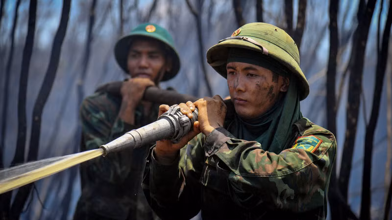 Tiếp tục chữa cháy, đề phòng lửa bùng phát trở lại.