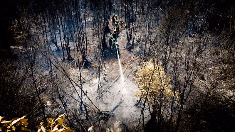 Chiến đấu với “giặc lửa” liên tục nhiều ngày, nhiều cán bộ, chiến sĩ kiệt sức nhưng vẫn quyết tâm “bám rừng” khống chế hoàn toàn ngọn lửa.