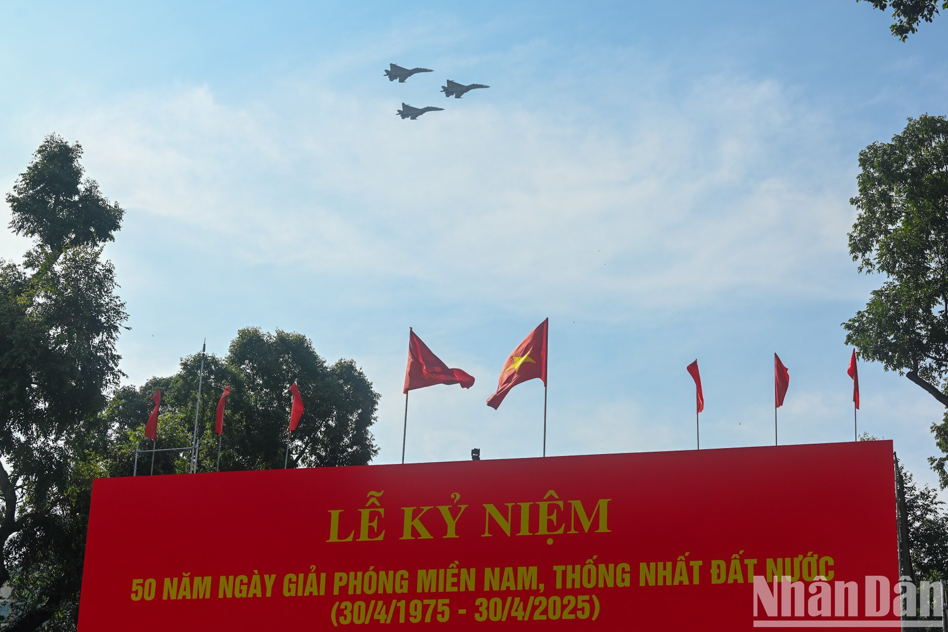 Các máy bay của lực lượng không quân bay qua lễ đài.