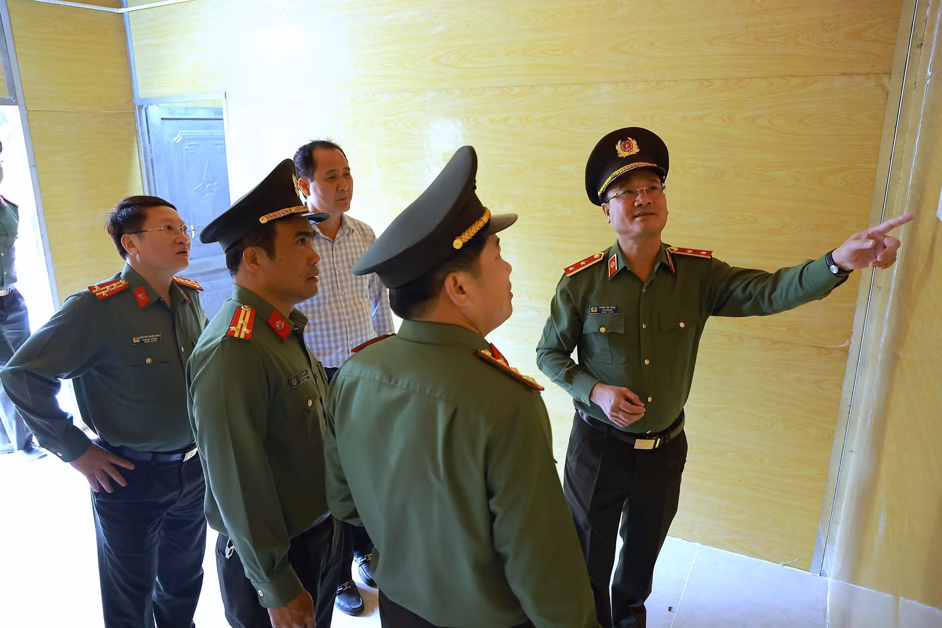 Trung tướng Phạm Thế Tùng, Thứ trưởng Bộ Công an tham quan nhà mới vừa bàn giao cho các hộ nghèo tại huyện Hướng Hóa.