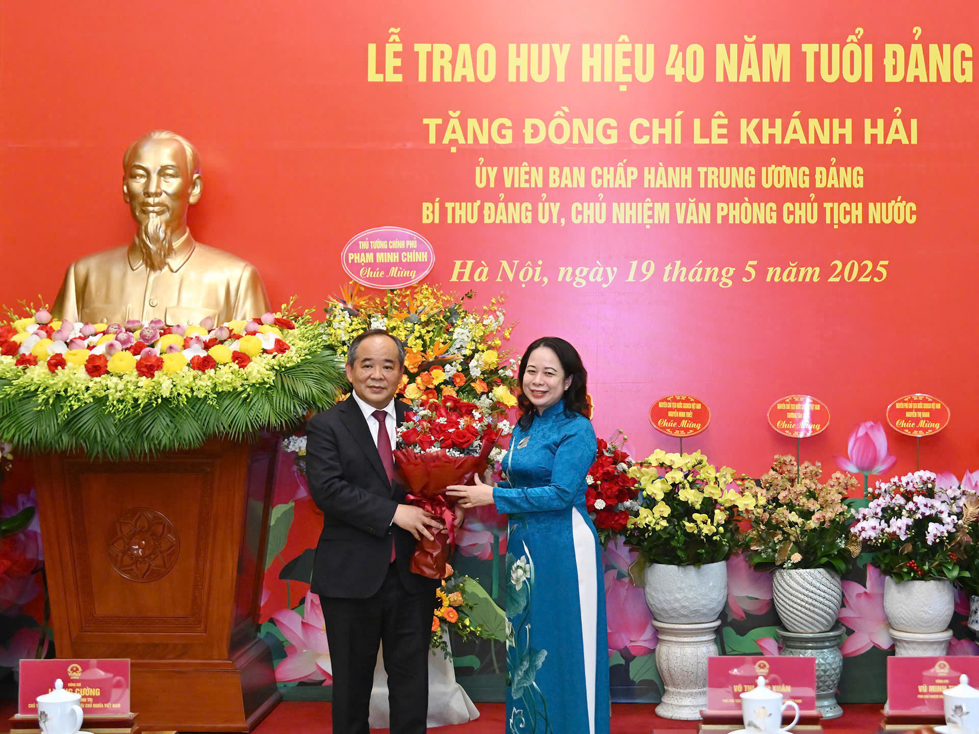 Phó Chủ tịch nước Võ Thị Ánh Xuân tặng hoa chúc mừng đồng chí Lê Khánh Hải. Phó Chủ tịch nước Võ Thị Ánh Xuân tặng hoa chúc mừng đồng chí Lê Khánh Hải.