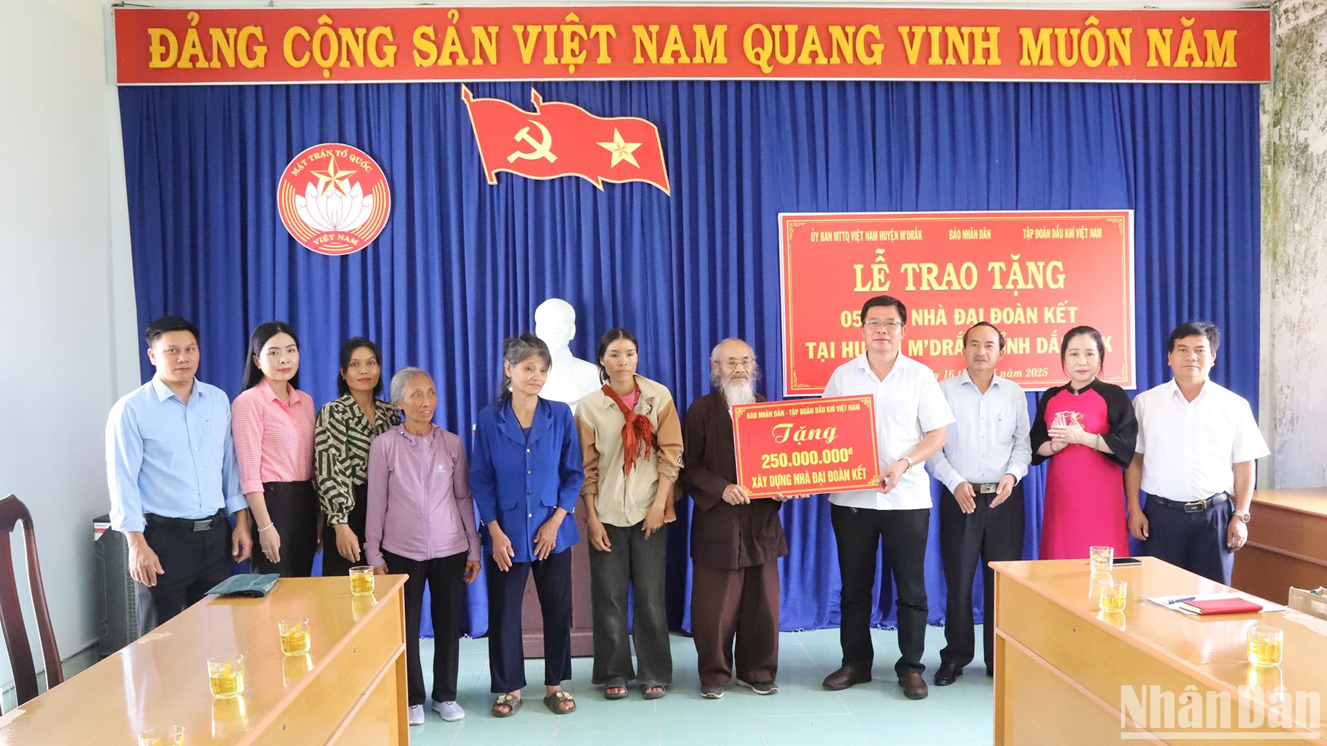Đại diện Báo Nhân Dân trao bảng tượng trưng số tiền 250 triệu đồng tặng 5 gia đình, mỗi gia đình 50 triệu đồng để xây dựng nhà đại đoàn kết.