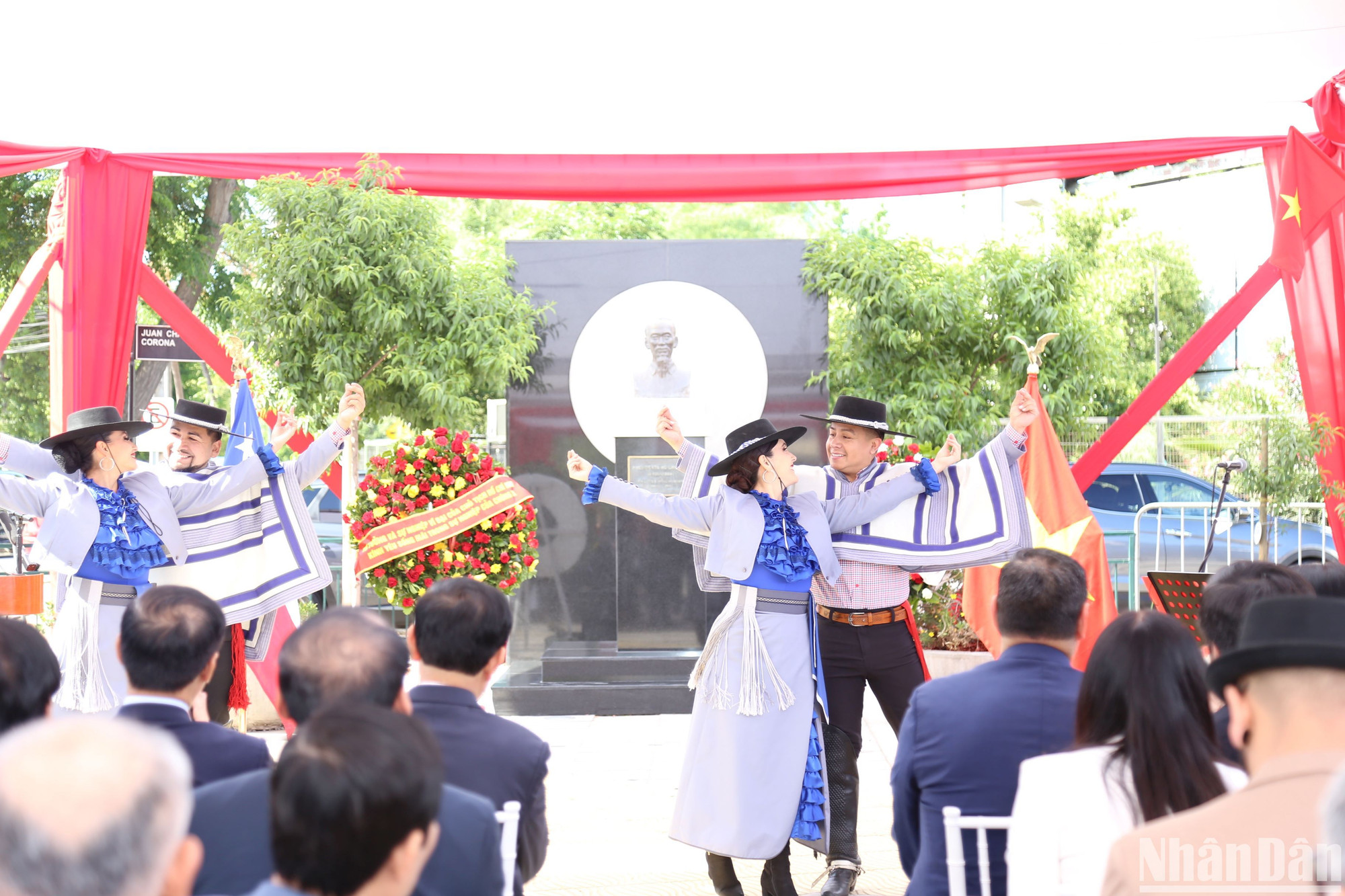 Những làn điệu múa truyền thống của Chile được các nghệ sĩ biểu diễn tại buổi lễ.