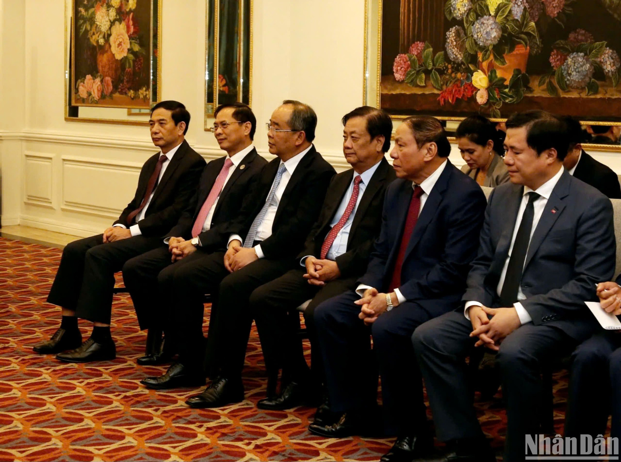 Các quan chức Việt Nam cùng tham dự gặp.