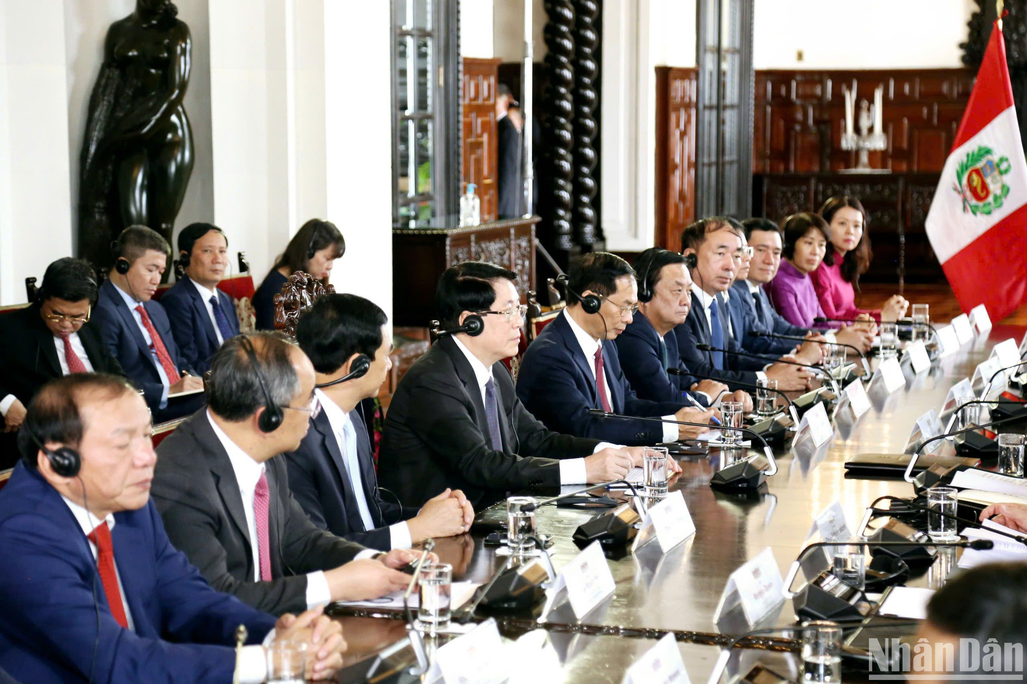 Đoàn đại biểu cấp cao Việt Nam do Chủ tịch nước Lương Cường dẫn đầu tham dự hội đàm. Đoàn đại biểu cấp cao Việt Nam do Chủ tịch nước Lương Cường dẫn đầu tham dự hội đàm.