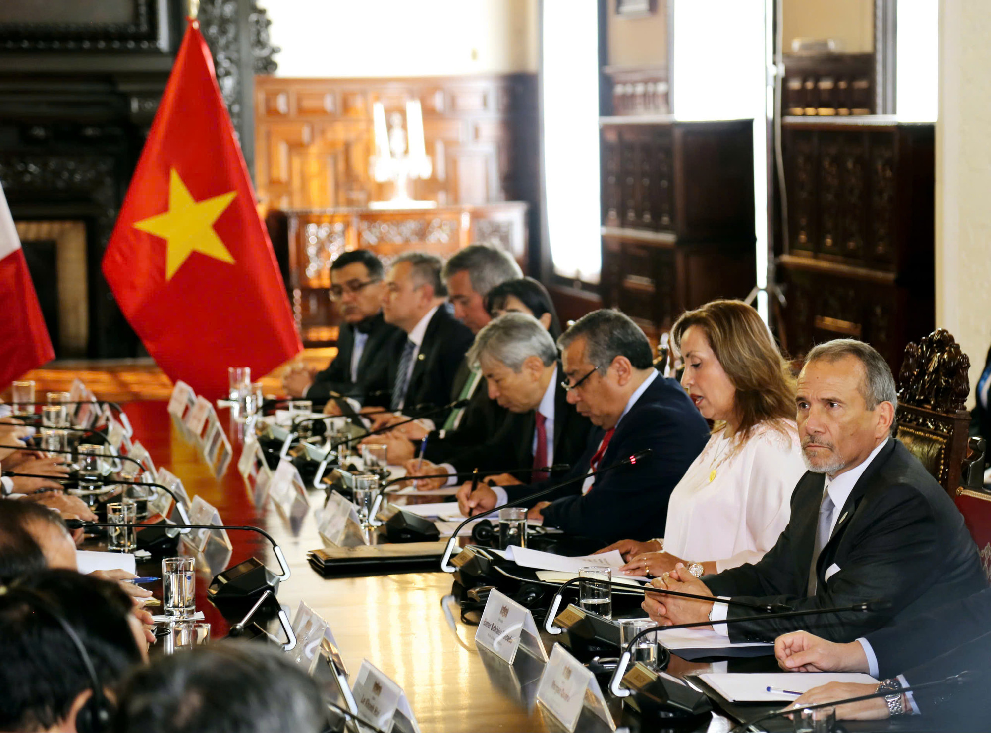 Đoàn đại biểu cấp cao Peru do Tổng thống Dina Ercilia Boluarte Zegarra dẫn đầu tham dự hội đàm. Đoàn đại biểu cấp cao Peru do Tổng thống Dina Ercilia Boluarte Zegarra dẫn đầu tham dự hội đàm.