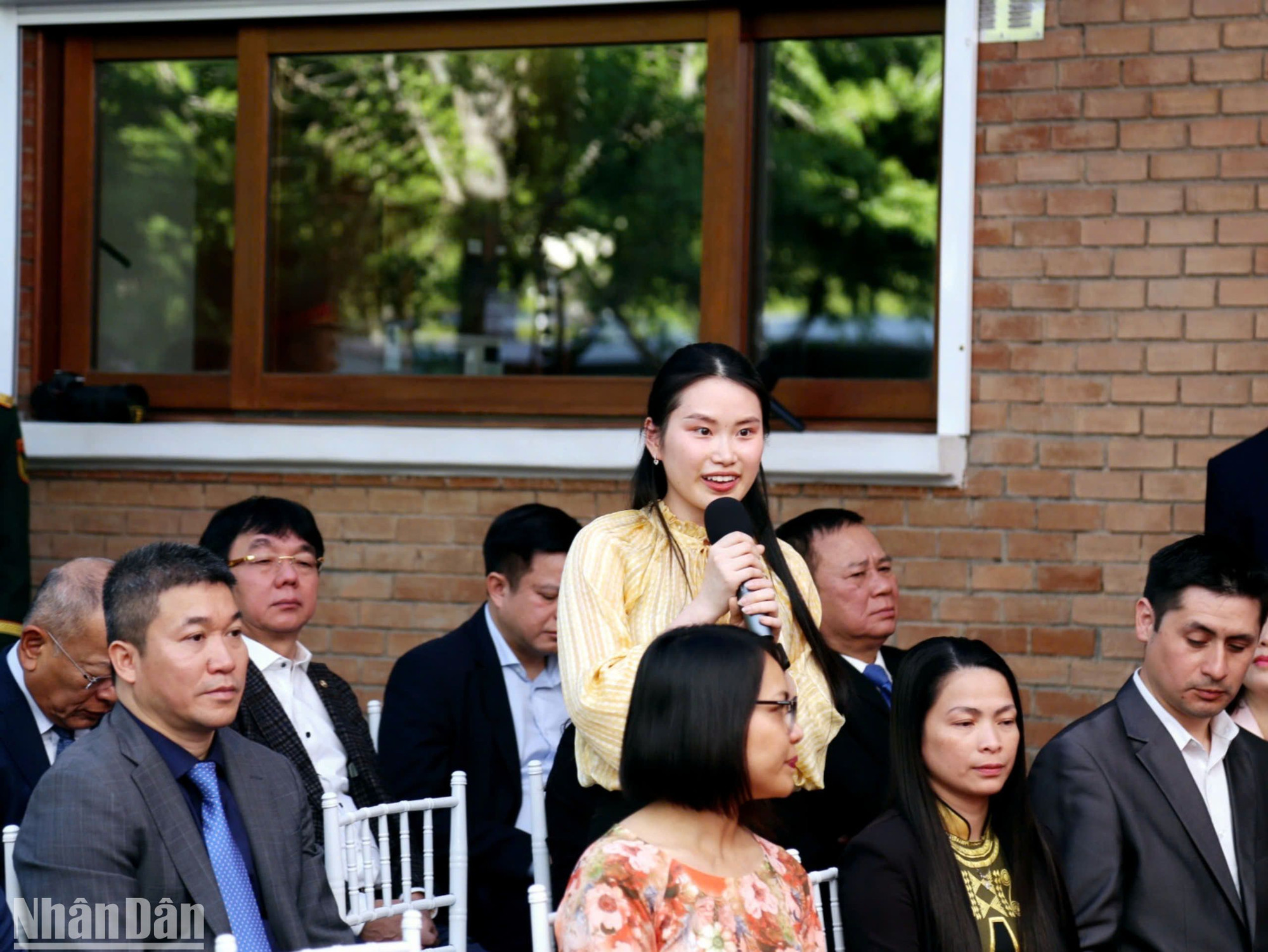 Sinh viên Vũ Quỳnh Anh, học năm thứ 3 Trường đại học Chile phát biểu tại buổi gặp mặt.