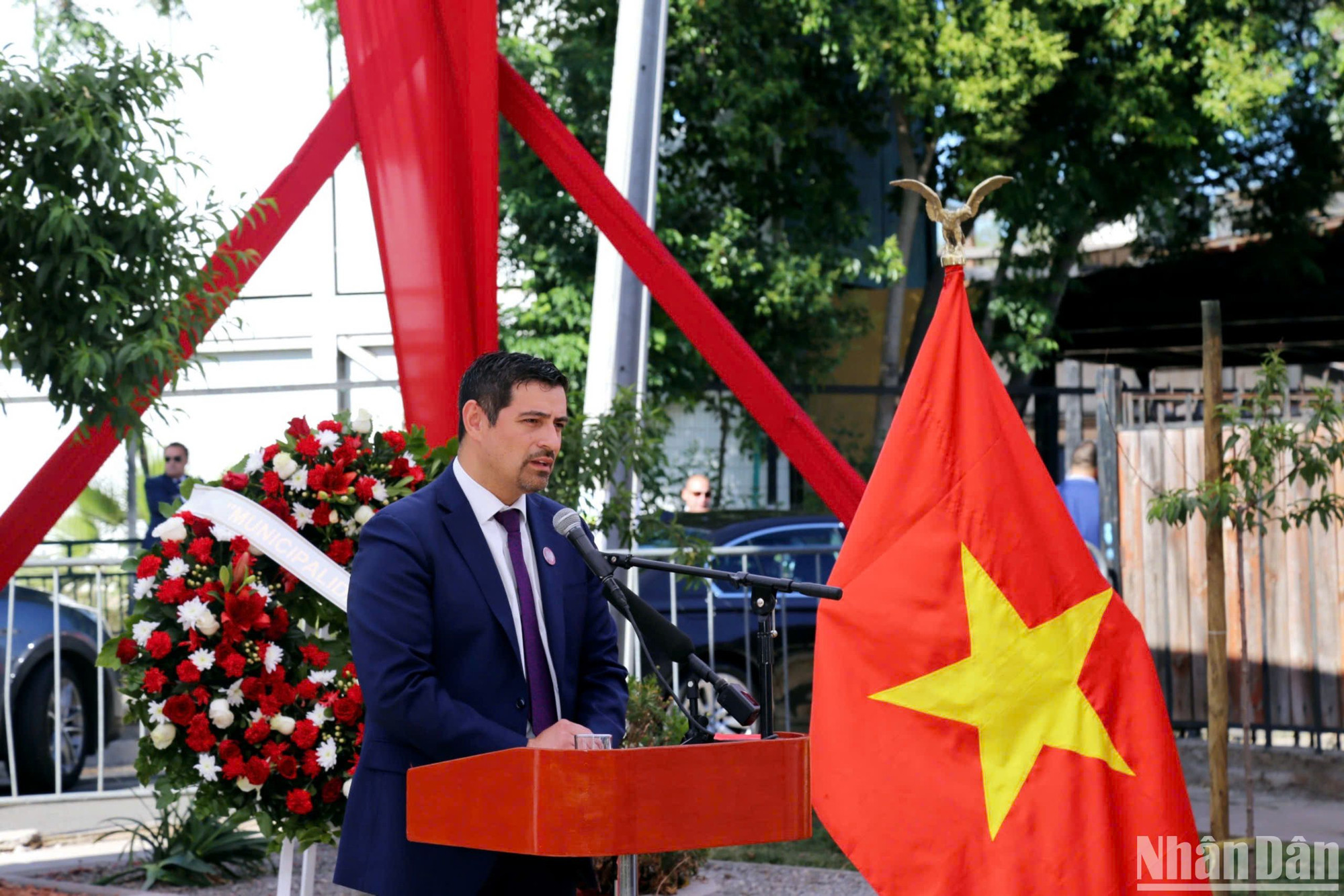 Phát biểu tại buổi lễ, thay mặt chính quyền và nhân dân Quận Cerro Navia, Quận trưởng Mauro Tamayo khẳng định chính quyền và người dân nơi đây sẽ tiếp tục góp phần chăm sóc, gìn giữ công viên như một biểu tượng của tình đoàn kết, hữu nghị giữa chính phủ và nhân dân hai nước.