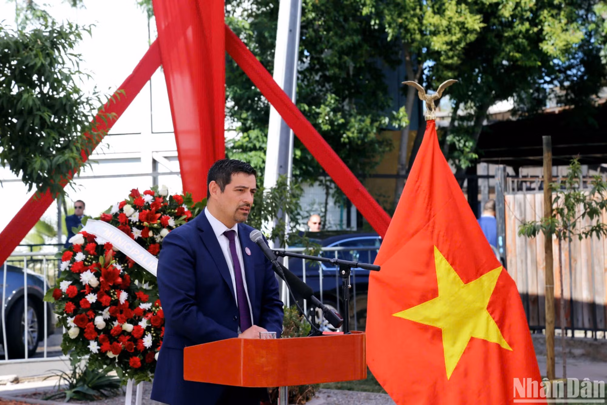 Phát biểu tại buổi lễ, thay mặt chính quyền và nhân dân Quận Cerro Navia, Quận trưởng Mauro Tamayo khẳng định chính quyền và người dân nơi đây sẽ tiếp tục góp phần chăm sóc, gìn giữ công viên như một biểu tượng của tình đoàn kết, hữu nghị giữa chính phủ và nhân dân hai nước.