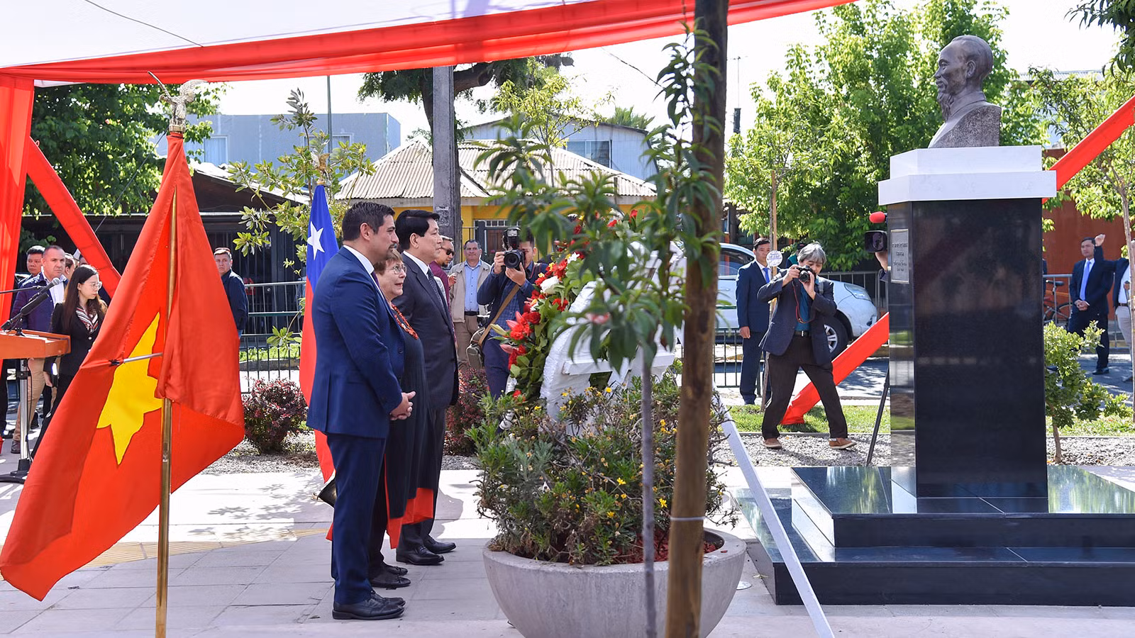 Chủ tịch nước và các đại biểu dâng hoa tại tượng đài Chủ tịch Hồ Chí Minh.