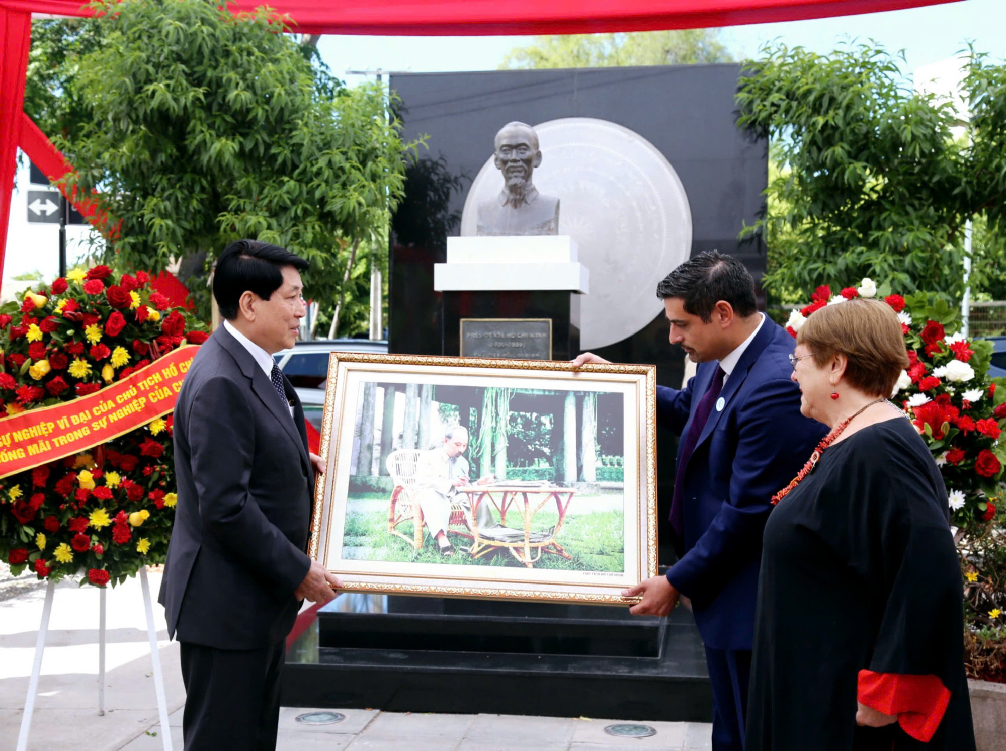 Chủ tịch nước Lương Cường trao tặng bức chân dung Chủ tịch Hồ Chí Minh cho chính quyền, người dân quận Cerro Navia.