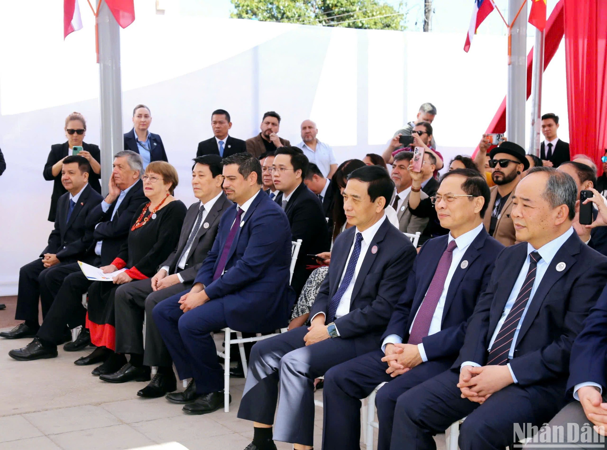 Các đại biểu và người dân quận quận Cerro Navia tham dự buổi lễ.