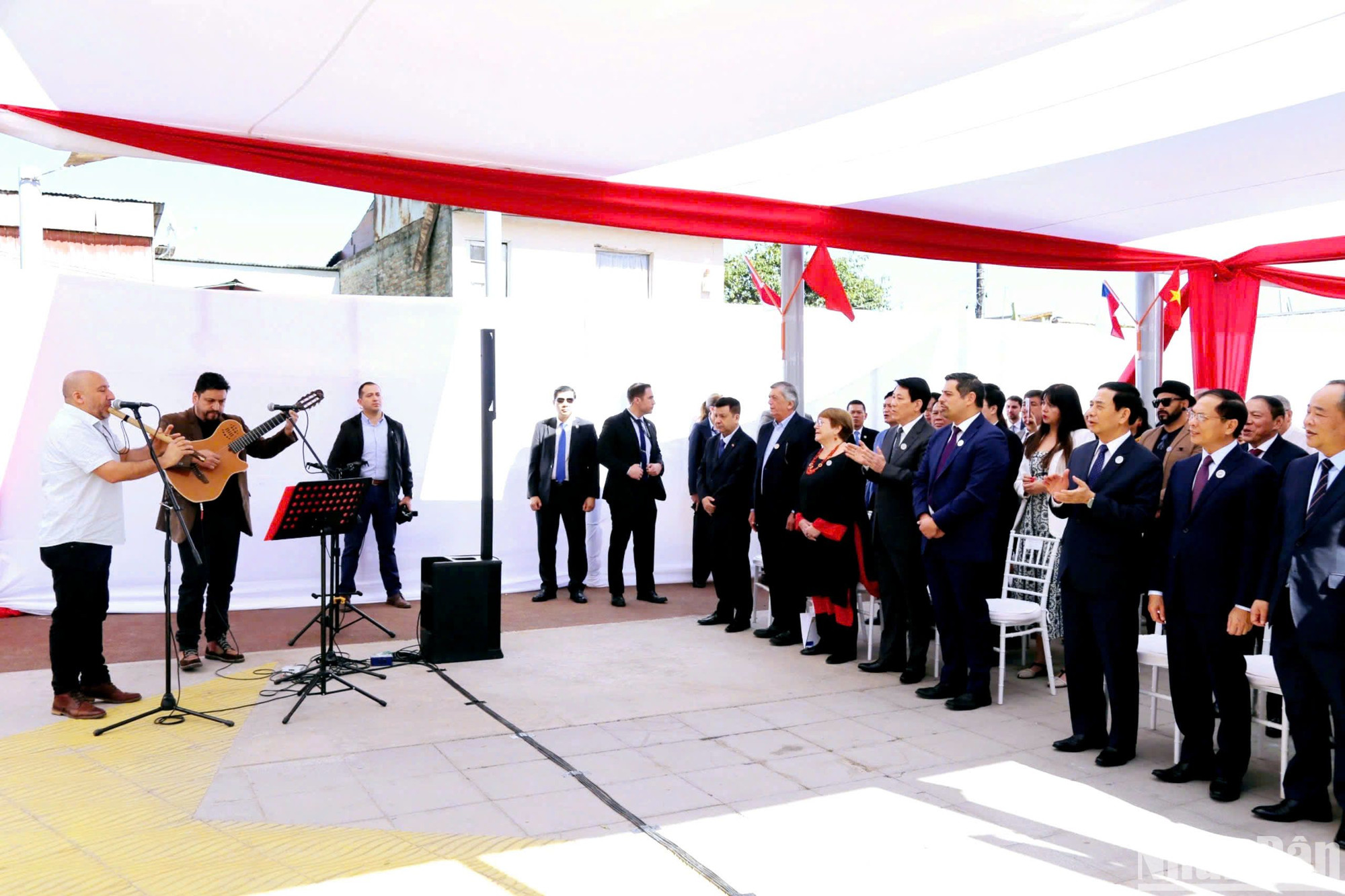 Các nghệ sĩ địa phương biểu diễn bài hát nổi tiếng ca ngợi Chủ tịch Hồ Chí Minh của nhạc sĩ người Chile Victor Jara.