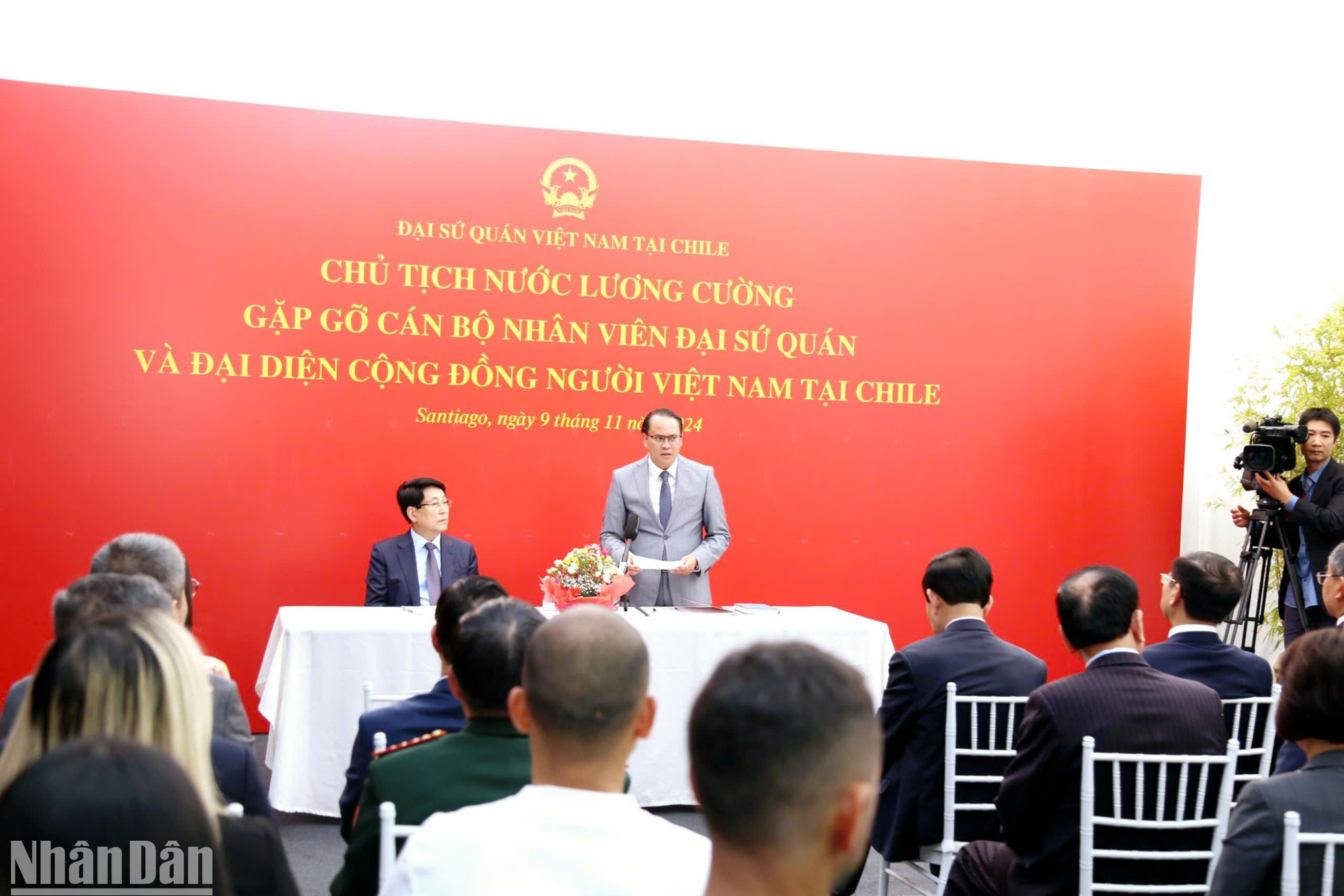 Đại sứ Nguyễn Việt Cường báo cáo Chủ tịch nước và đoàn về hoạt động của Đại sứ quán và tình hình cộng đồng người Việt Nam tại Chile.