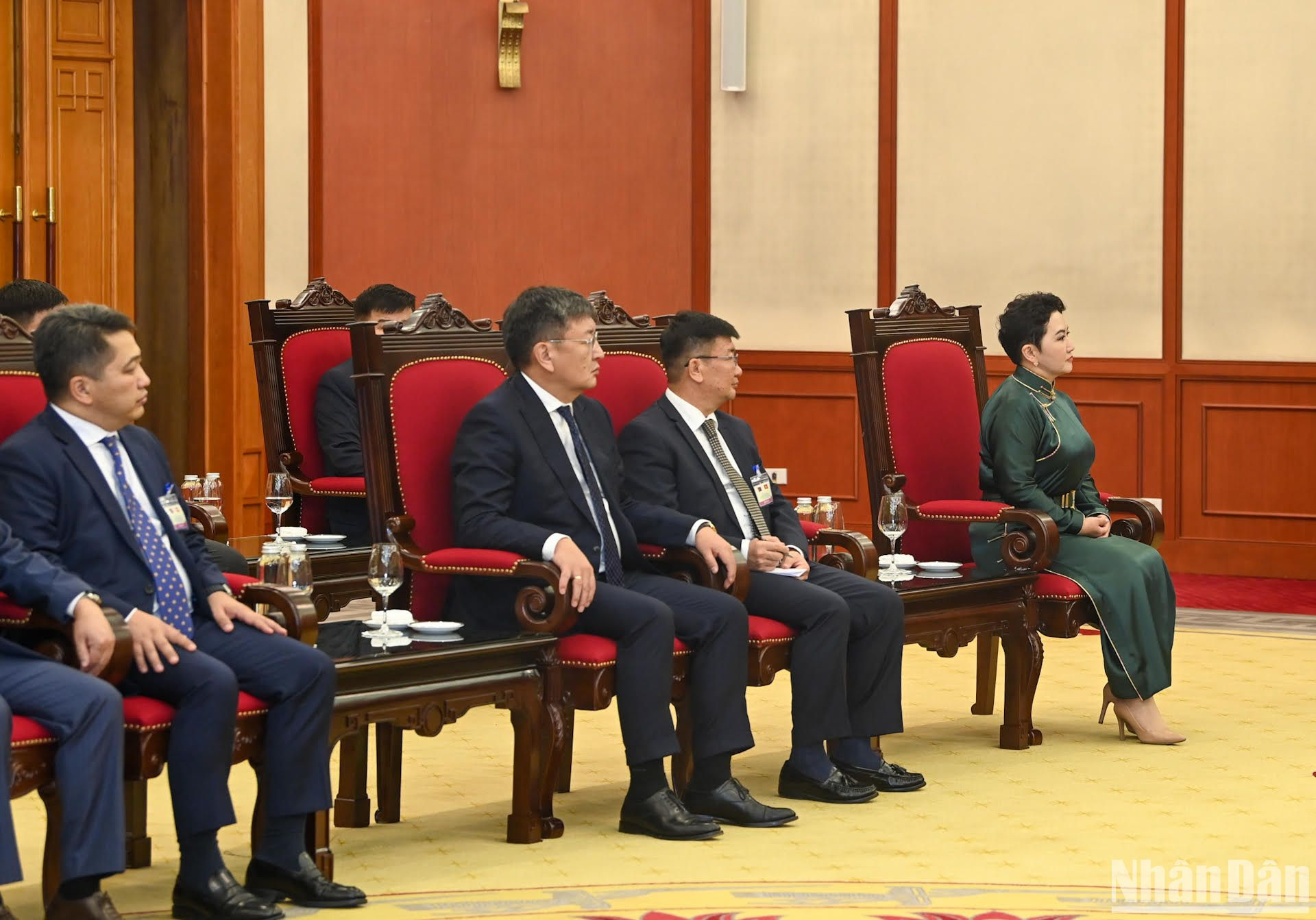 Các thành viên tháp tùng Tổng thống Mông Cổ dự buổi tiếp.
