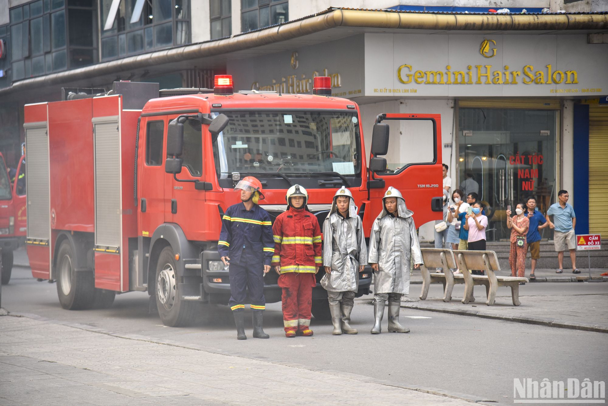 Xe cứu hỏa cũng được điều động đến hiện trường ngay khi nhận được tin báo xảy ra hỏa hoạn.