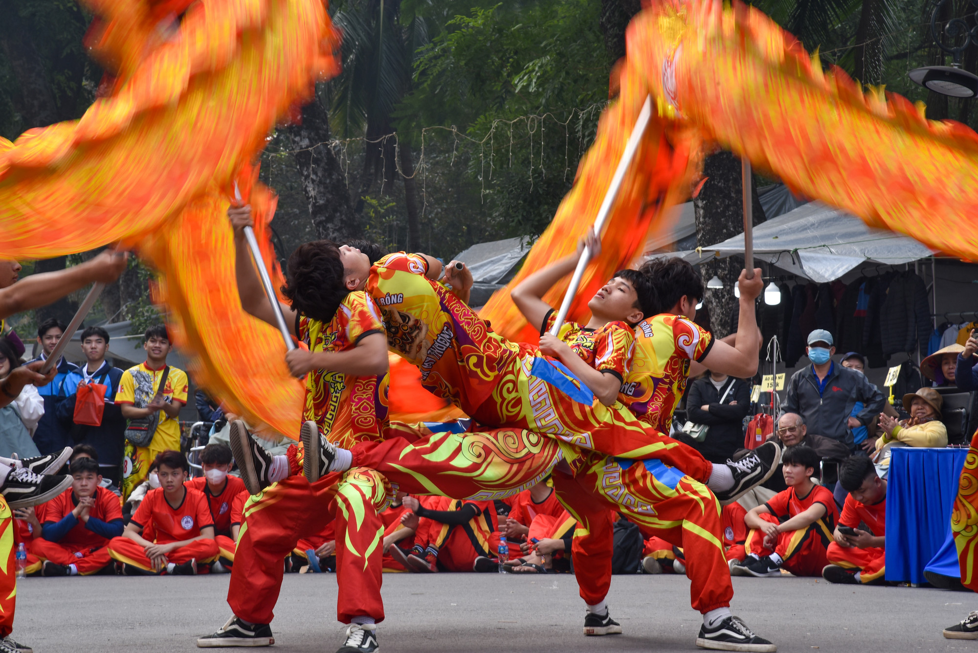 Mãn nhãn với những tiết mục trình diễn múa rồng mang đậm màu sắc dân gian, đầy tính nghệ thuật.
