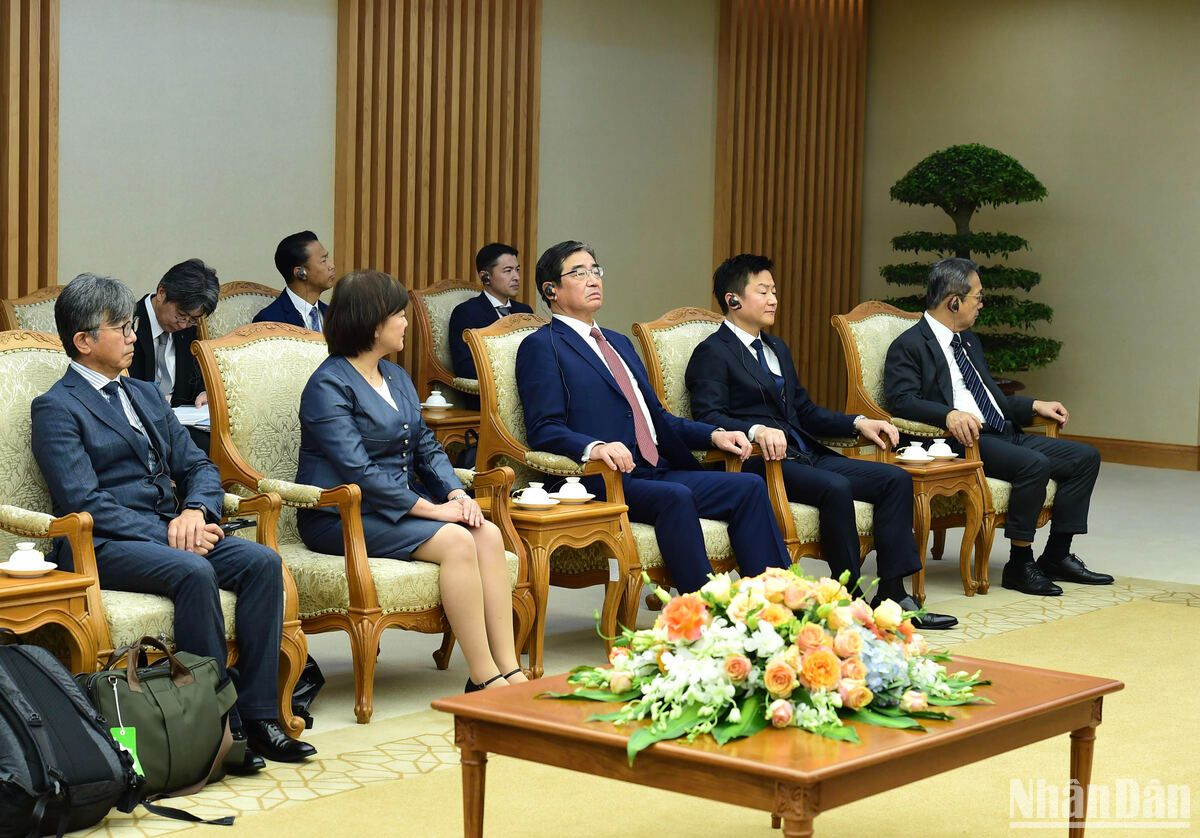 Các thành viên đi cùng đoàn với ông Yamamoto Ichita, Thống đốc tỉnh Gunma (Nhật Bản) tham dự buổi tiếp. Các thành viên đi cùng đoàn với ông Yamamoto Ichita, Thống đốc tỉnh Gunma (Nhật Bản) tham dự buổi tiếp.